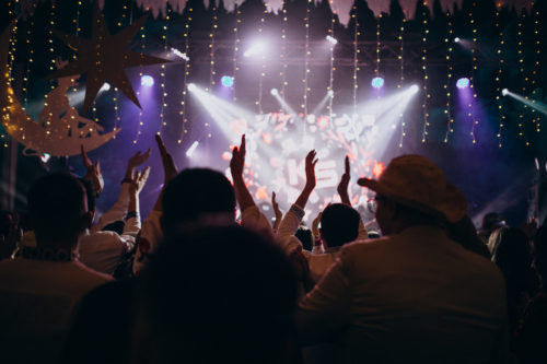 People having fun at the wedding hall salle de concert